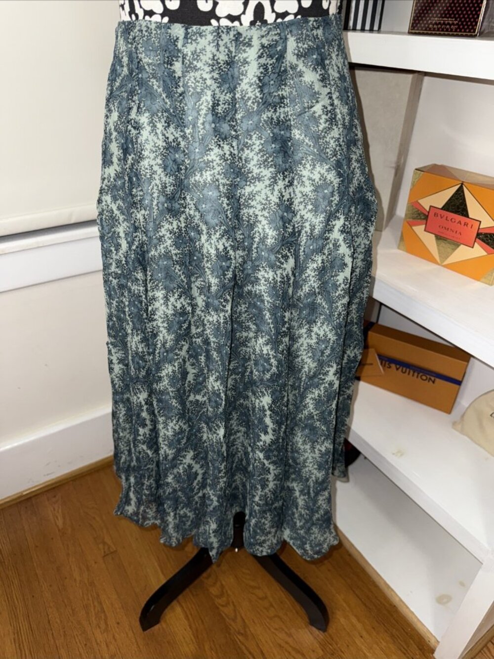 Vtg Jones New York Silk Skirt Size 12 below knee Flowy lined blues and greens